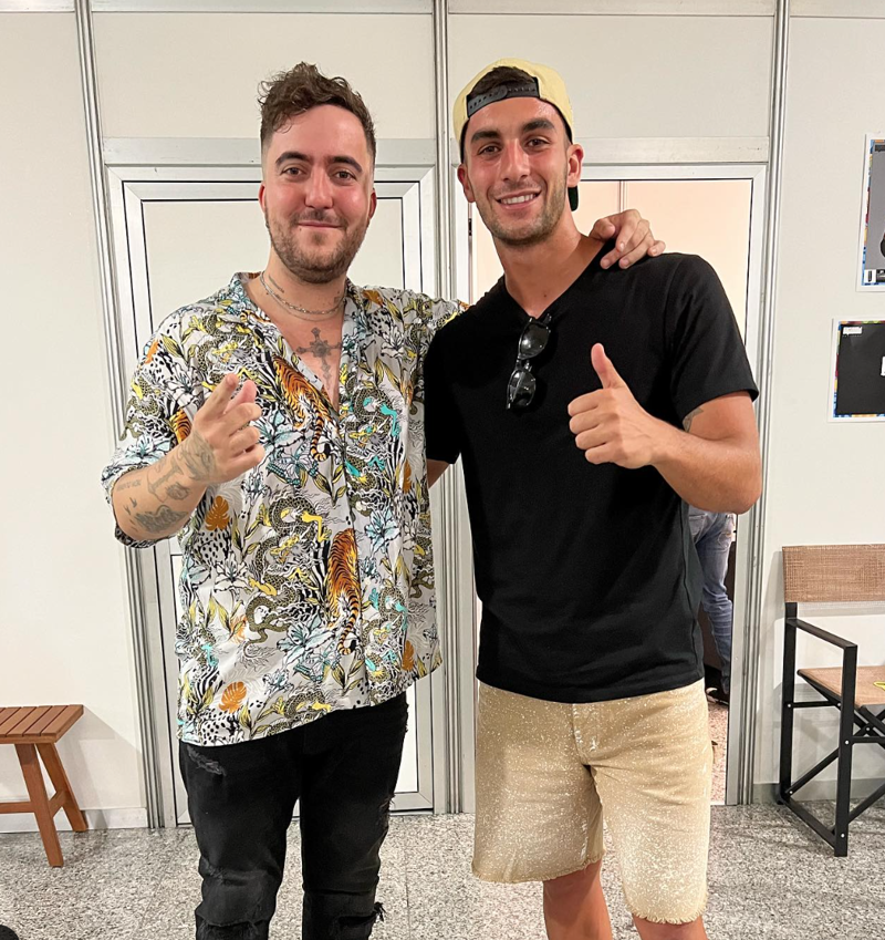 Ferrán Torres junto al cantante Beret