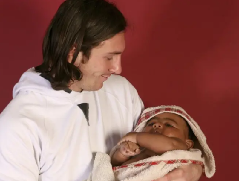 Lionel Messi coge a Lamine Yamal en sus brazos en un calendario para UNICEF