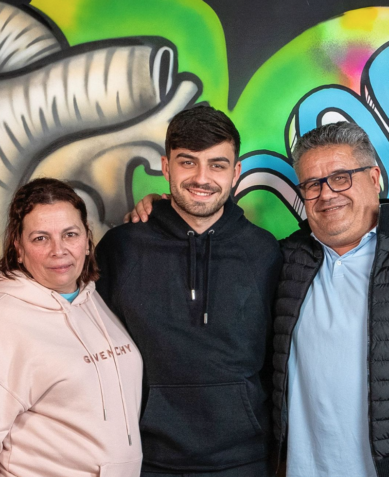 Pedri junto a sus padres