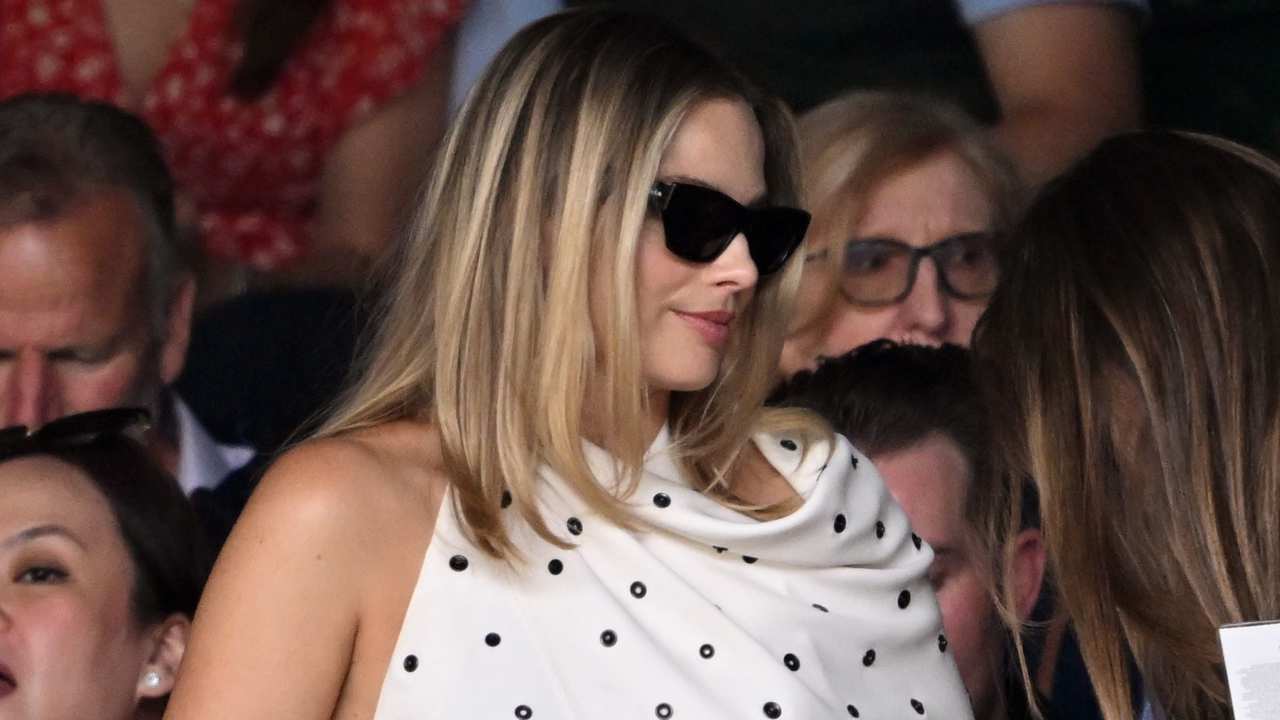 5 vestidos con capelina para copiar el look de Margot Robbie en Wimbledon