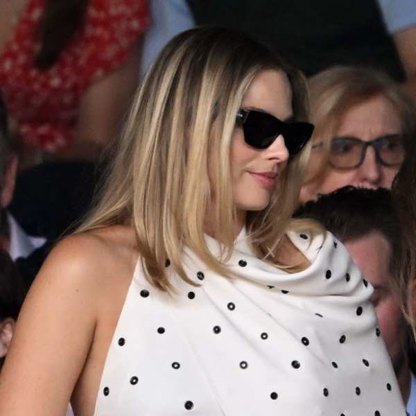 5 vestidos con capelina para copiar el look de Margot Robbie en Wimbledon