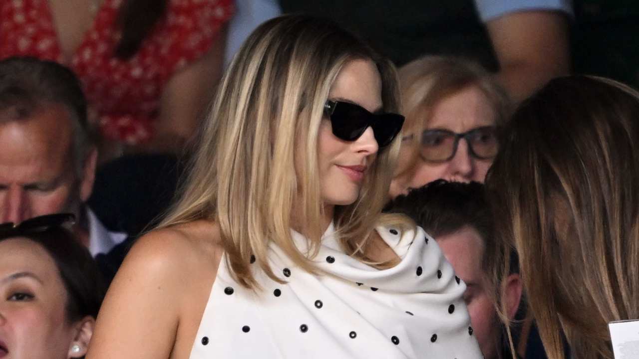 5 vestidos con capelina para copiar el look de Margot Robbie en Wimbledon