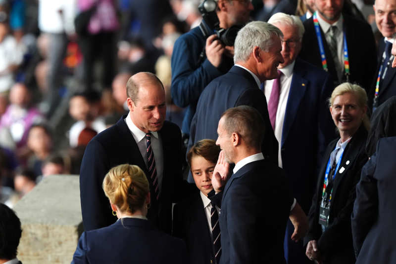 El Príncipe Guillermo y su hijo, el Príncipe George, en el final de la Eurocopa