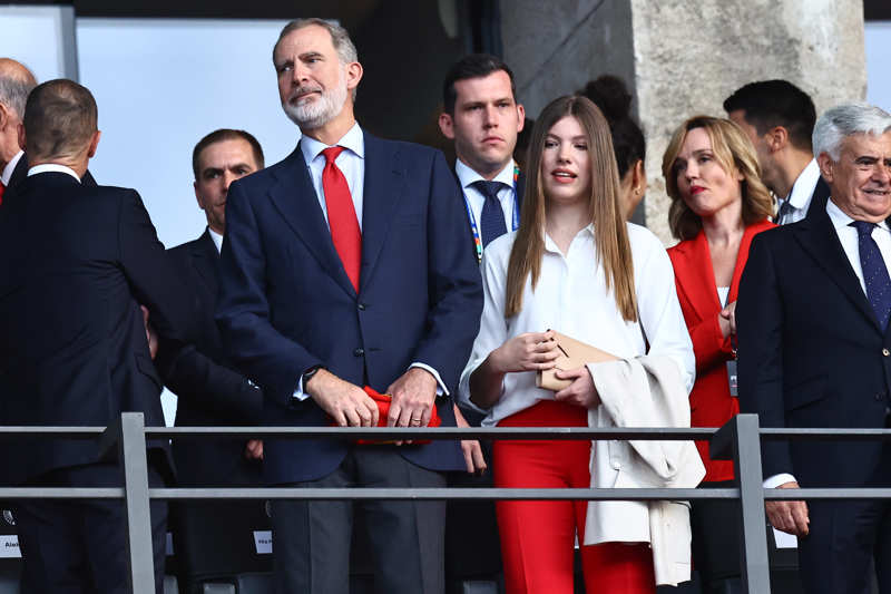 El Rey Felipe y la Infanta Sofía en el palco de autoridades durante la Eurocopa