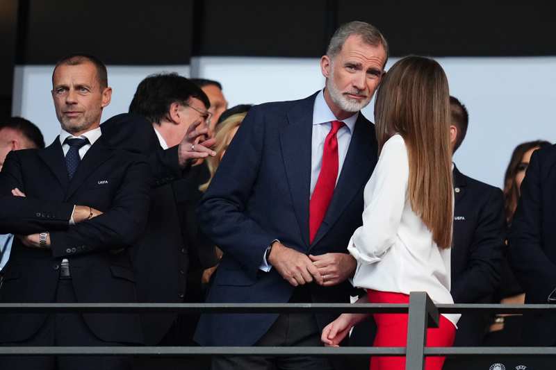 El Rey Felipe y la Infanta Sofía hablando durante la final de la Eurocopa