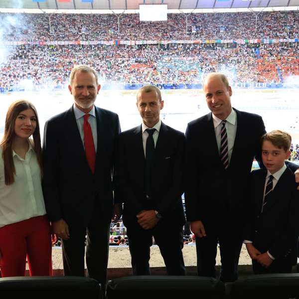 El Rey Felipe y la Infanta Sofía posan con el Príncipe Guillermo y su hijo en el final de la Eurocopa