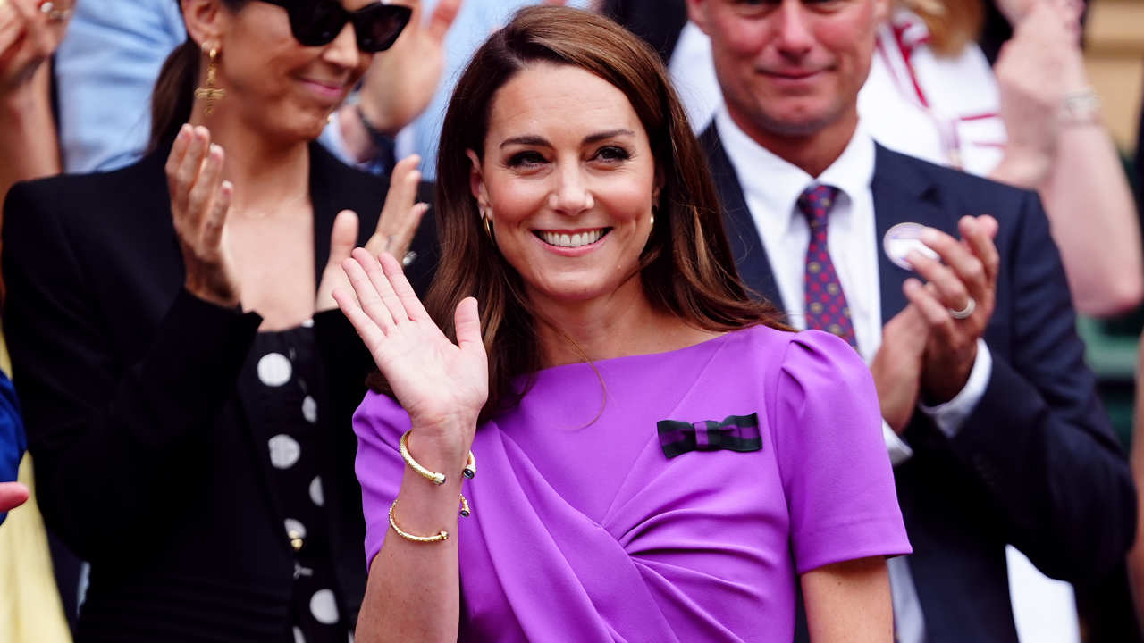 Kate Middleton deslumbra en Wimbledon con un precioso vestido morado y el bolso de mano más chic ( y hecho en España) 