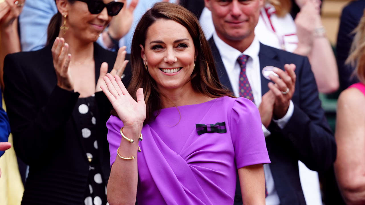 Kate Middleton deslumbra en Wimbledon con un precioso vestido morado y el bolso de mano más chic ( y hecho en España) 
