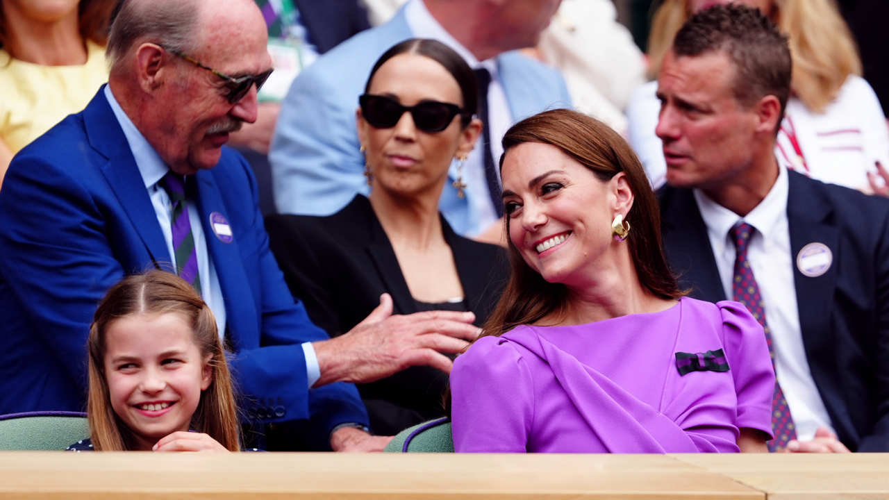 Una experta desvela los gestos de la Princesa Charlotte que reflejan la 'adoración al héroe' sobre su madre, Kate Middleton 
