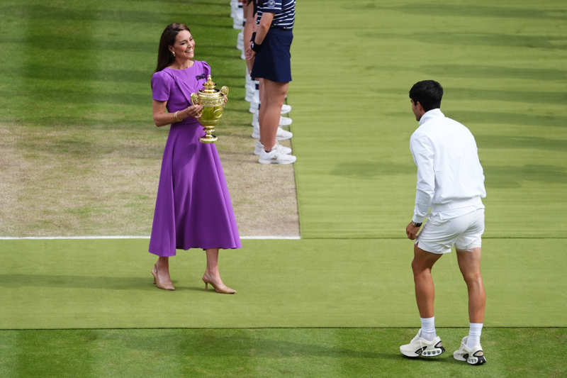 Kate Middleton sujetaba con mucho esfuerzo el pesado trofeo