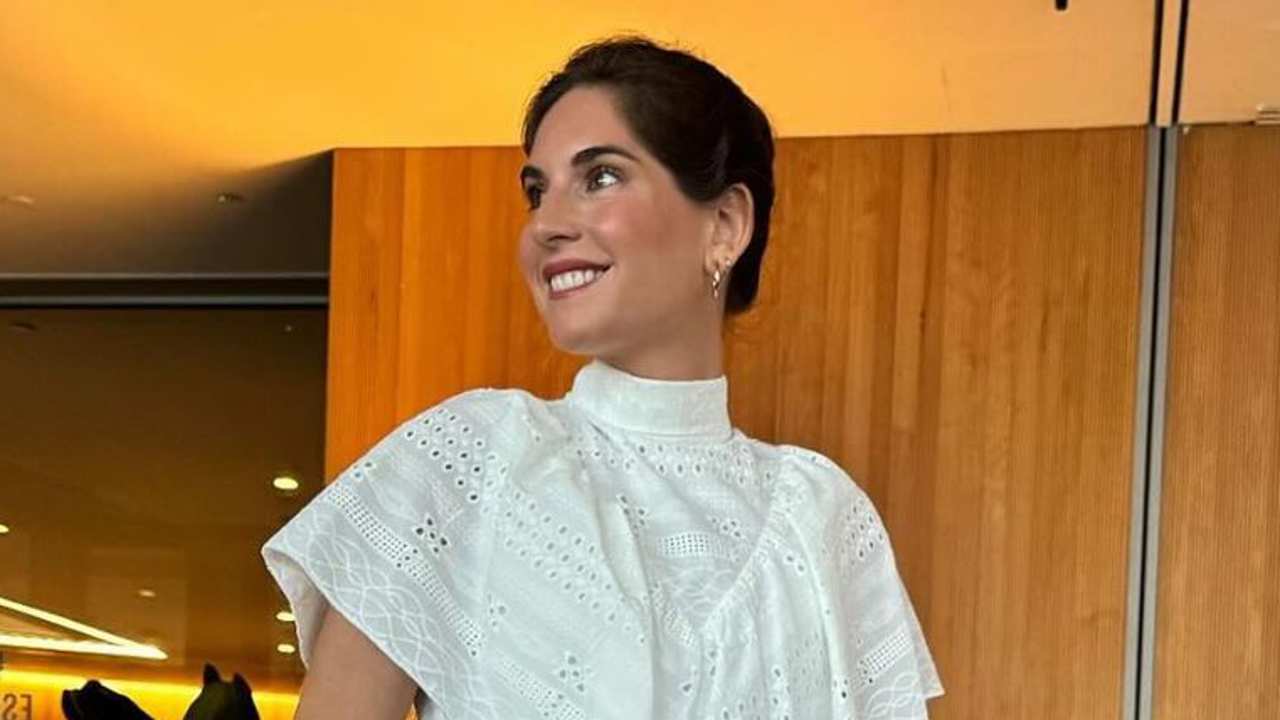 Lourdes Montes enamora con el vestido troquelado que no marca nada y que es súper elegante