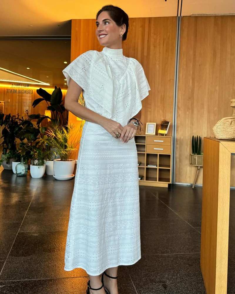 Lourdes Montes enamora con el vestido troquelado que no marca nada y que es súper elegante