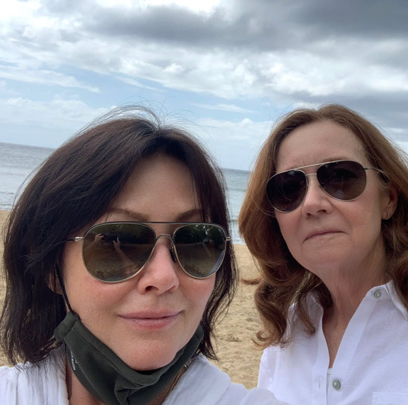 Shannen Doherty junto a su madre en la playa