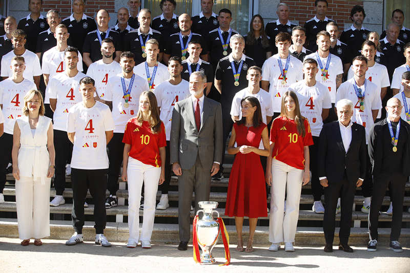 La Familia Real posa con los campeones de la Eurocopa