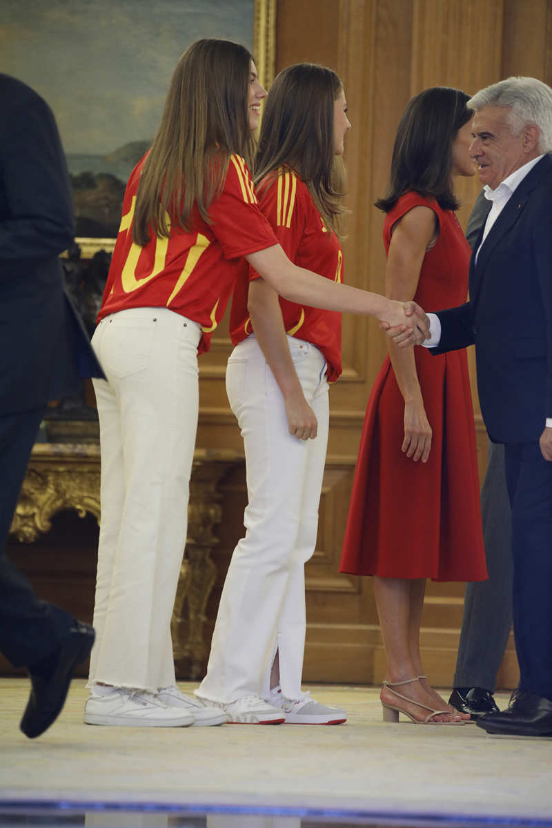 La Infanta Sofía y la Princesa Leonor con la camiseta de España