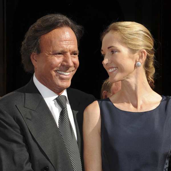 Julio Iglesias y Miranda Rijnsburger durante la boda de la sobrina del cantante en Marbella.