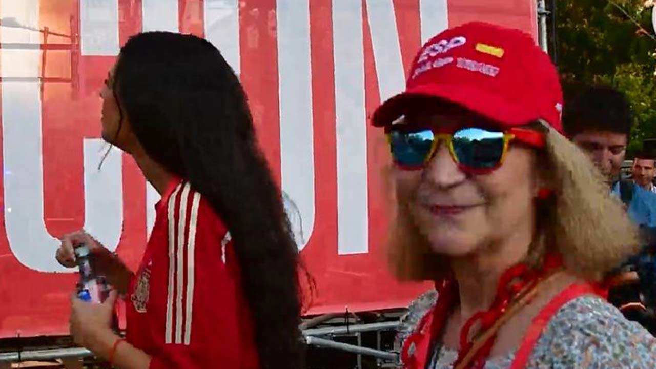 La Infanta Elena junto a su hija en la celebración de La Roja