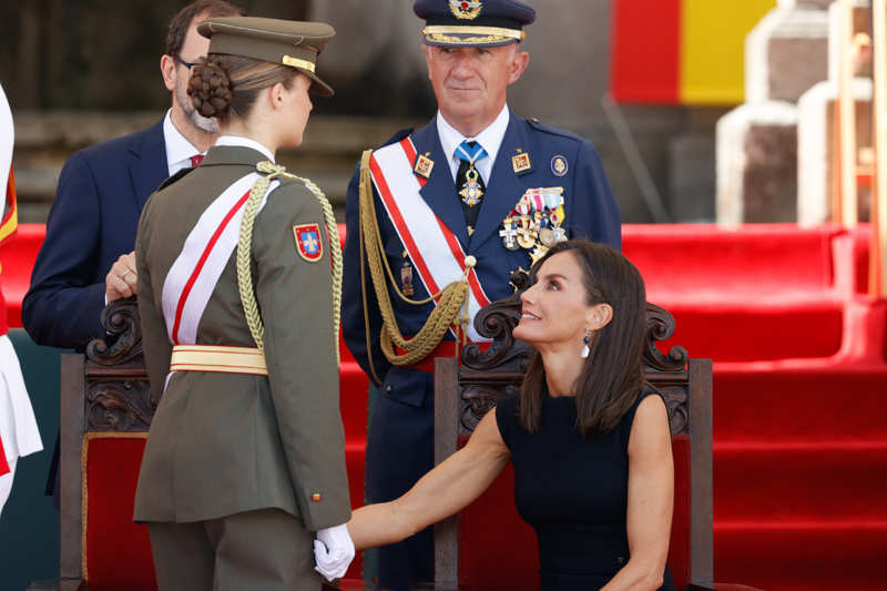 La Reina Letizia, obligada a sentarse a causa de su dolencia en el pie. 