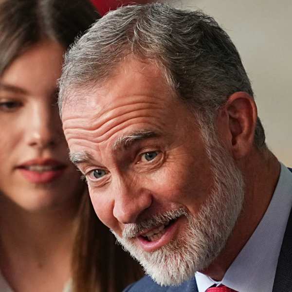 Felipe VI, con la Infanta Sofía detrás, en la final de la Eurocopa