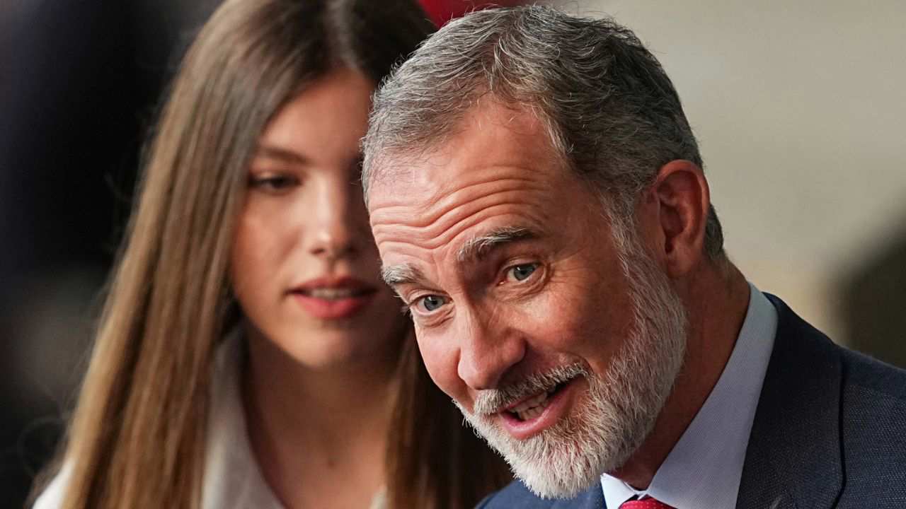 Felipe VI, con la Infanta Sofía detrás, en la final de la Eurocopa