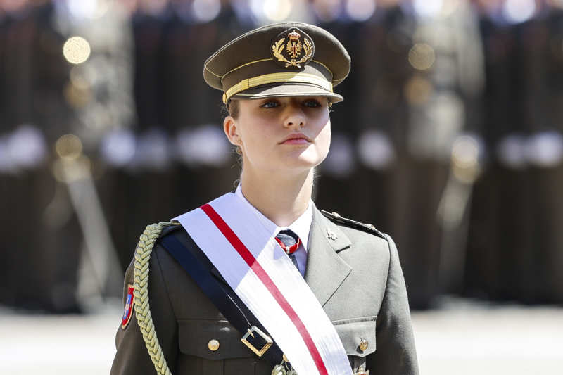 La Princesa Leonor, en la entrega de los despachos de empleo en la academia general militar en Zaragoza 