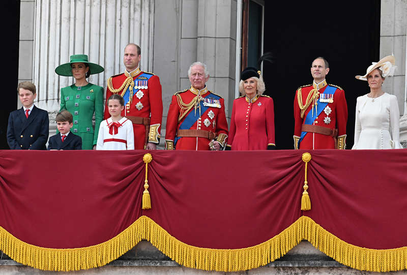 Los miembros de la Familia Real británica en el balcón