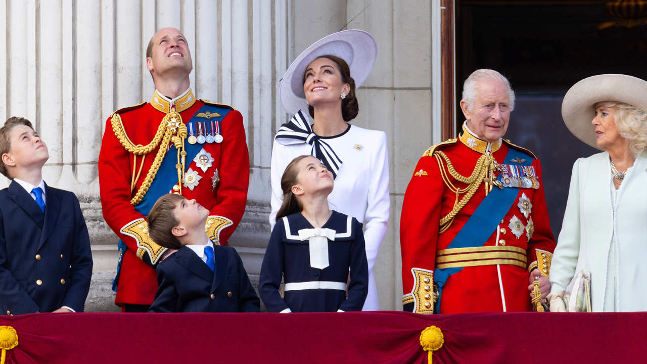 Los Príncipes de Gales junto a sus hijos y los Reyes