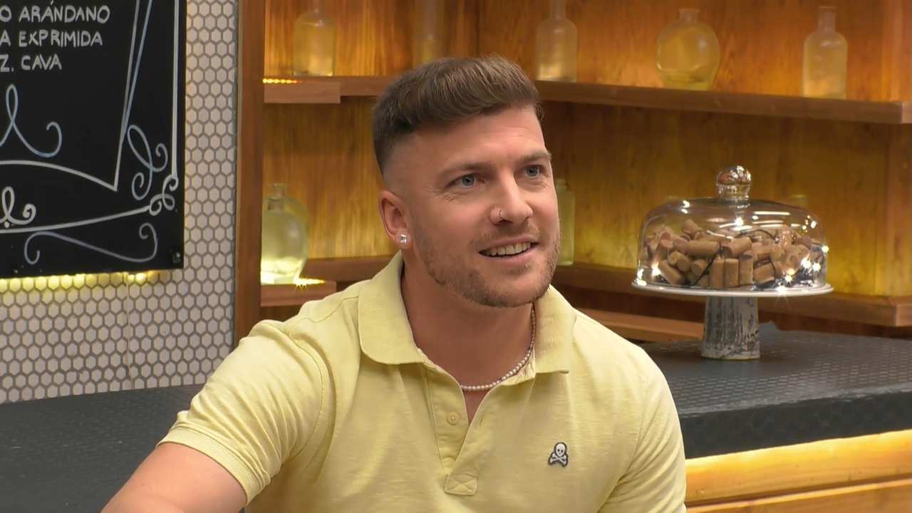 Pedro, un conocido futbolista, llega a 'First Dates' con las ideas claras:  "Vuestra camarera Laura es mi prototipo"