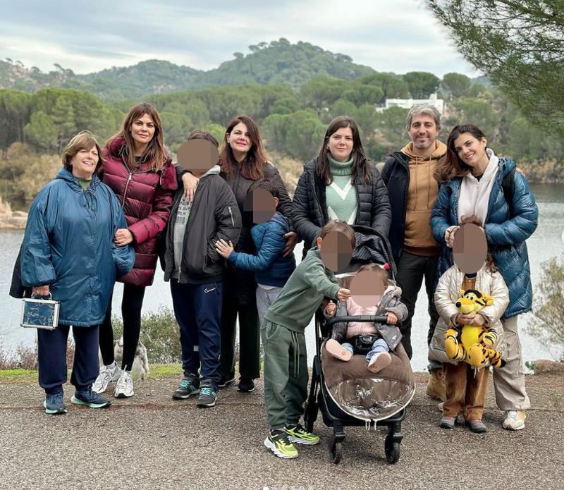 María José Suárez junto a su familia.