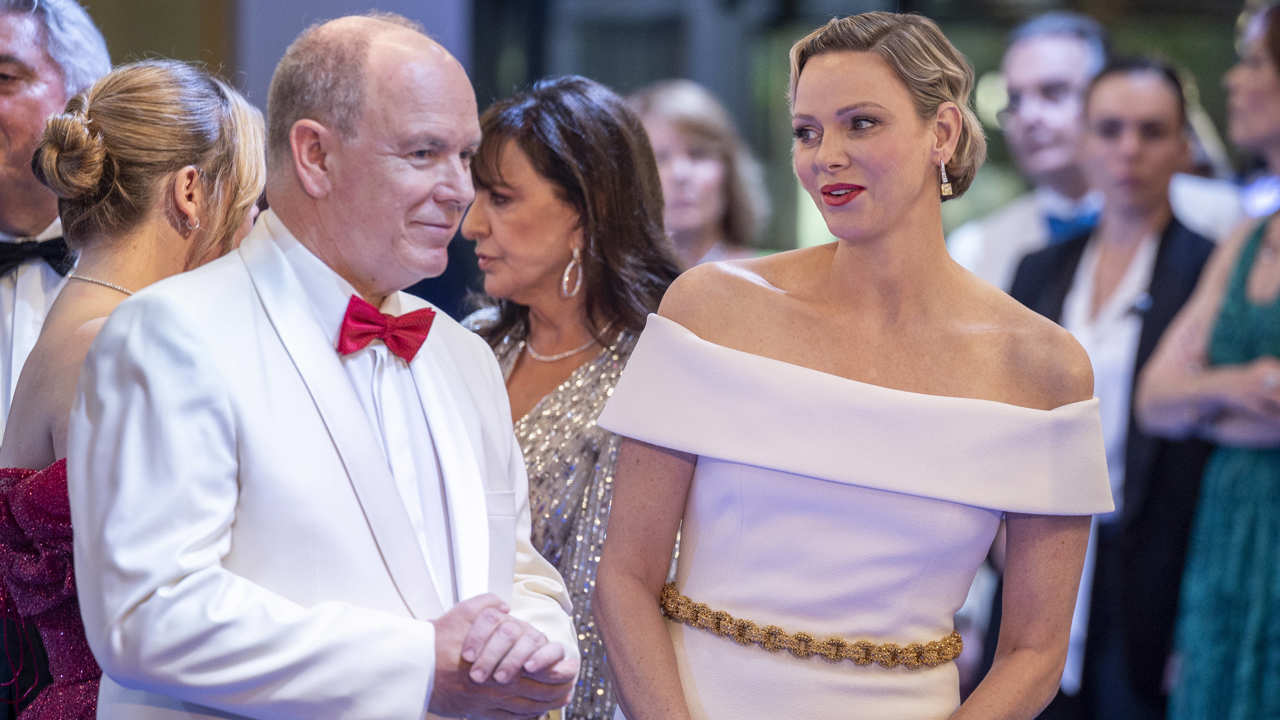 Charlene y Alberto de Mónaco en el Baile de Cruz Roja