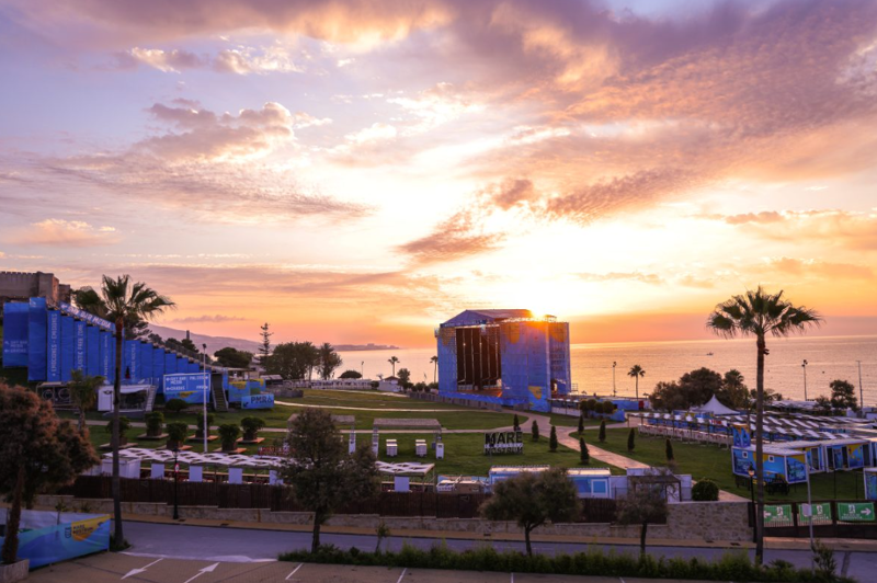 El recinto está en un emplazamiento privilegiado con vistas al mar