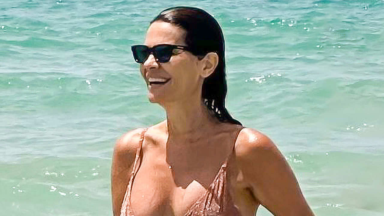María José Suárez, espectacular en bikini en plena polémica con Escassi