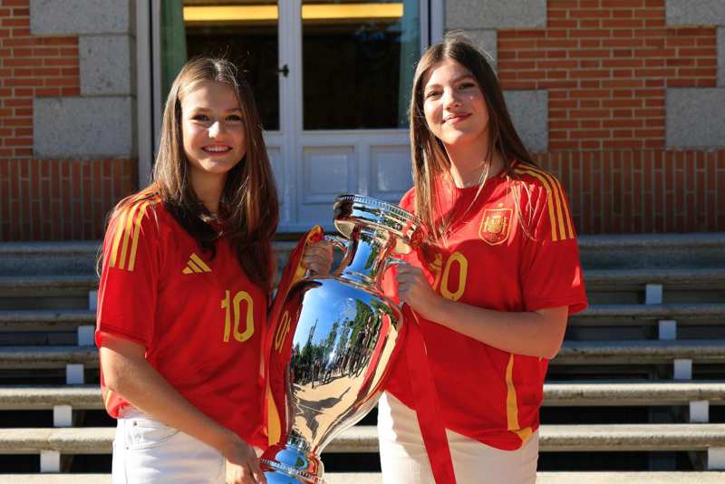 La princesa Leonor y la infanta Sofía posando con la Eurocopa en Zarzuela