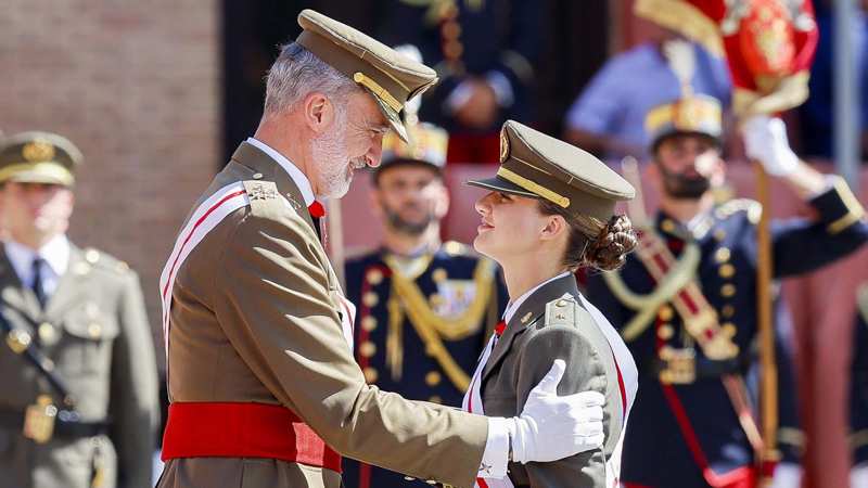 Leonor y su padre, el Rey Felipe, se miran con un profundo afecto