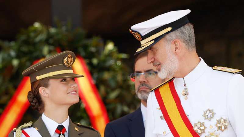 Leonor y su padre se miran con mucha admiración y amor