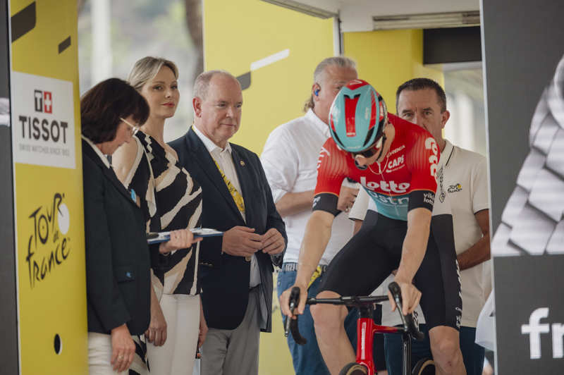 Alberto y Charlène de Mónaco en uan foto de archivo del tour de Francia 2024