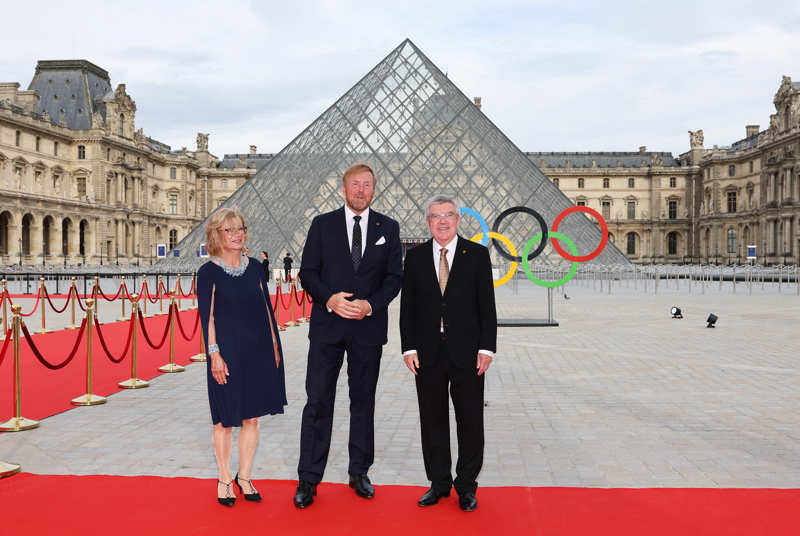 El rey de Holanda, Guillermo Alejandro con el presidente de la COI y su mujer