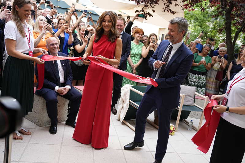 Mary y Federico de Dinamarca inaugurando la villa del equipo danés