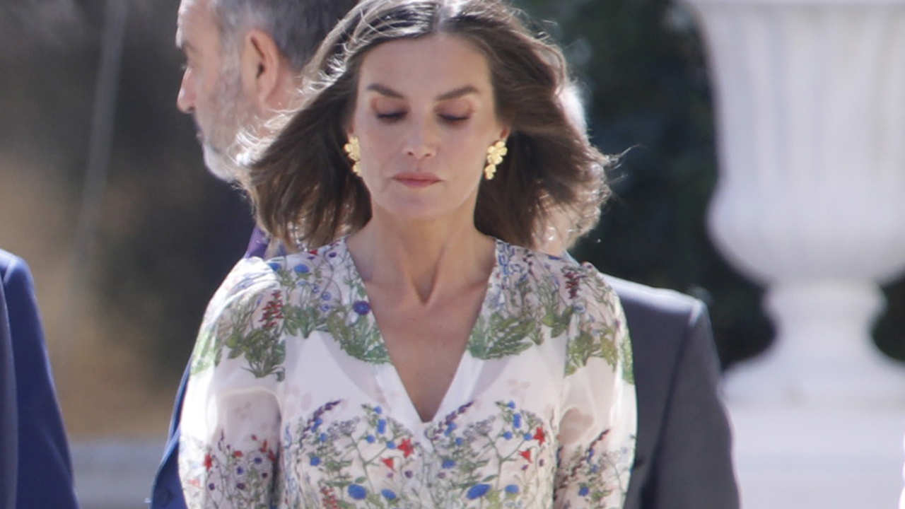 La Reina Letizia apuesta por un diseño de volantes estampado y vaporoso