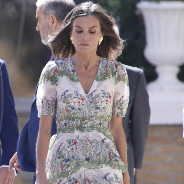 La Reina Letizia apuesta por un diseño de volantes estampado y vaporoso