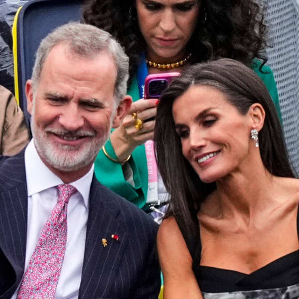 La reina, tras su plantón, ha reaparecido con un impresionante vestido de Carlina Herrera.