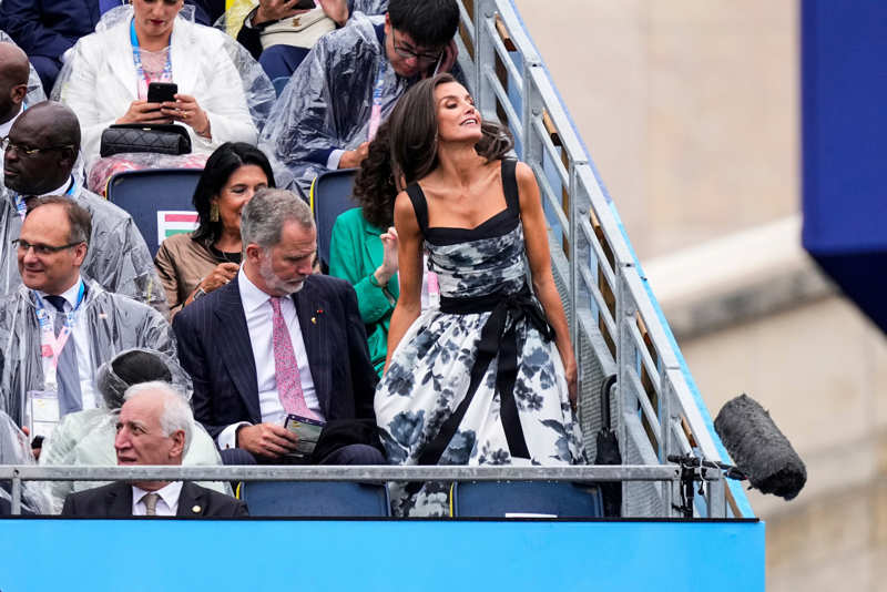 La reina, tras su plantón, ha reaparecido con un impresionante vestido de Carlina Herrera.