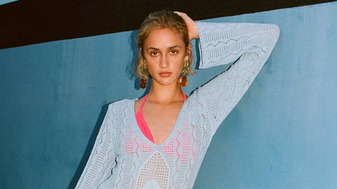 Vestidos 'flowy': la tendencia que llena los escaparates de Zara y que lucirán mujeres de todas las edades