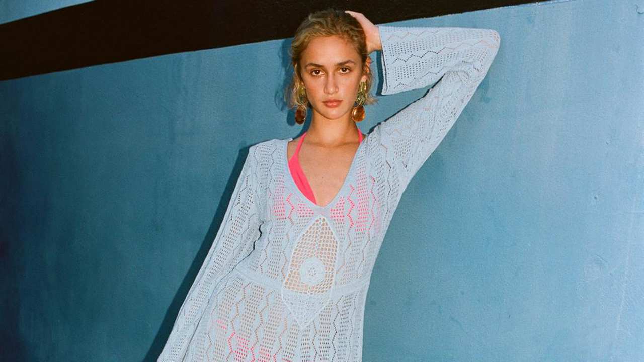Vestidos 'flowy': la tendencia que llena los escaparates de Zara y que lucirán mujeres de todas las edades