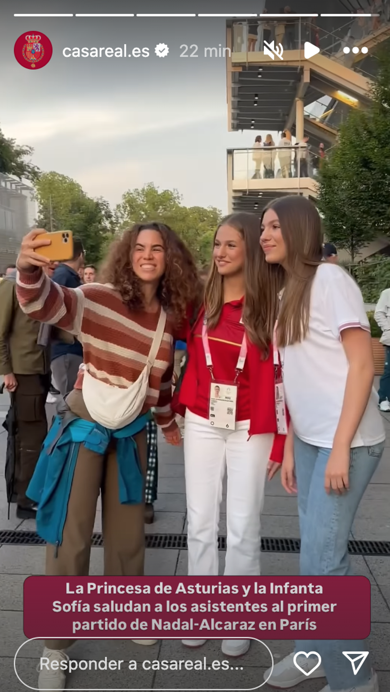 La Princesa Leonor y la Infanta Sofía se hacen fotos con aficionados españoles 