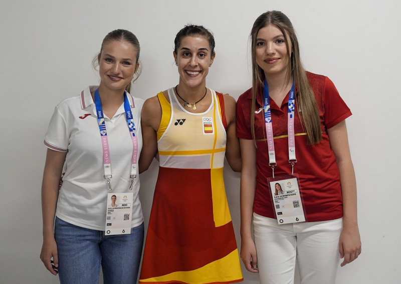 La Princesa Leonor y la Infanta Sofía junto a Carolina Marín en los Juegos Olímpicos de París