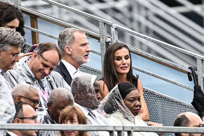 La Reina Letizia triunfa en París con un look reciclado en el acto inaugural de los Juegos Olímpicos