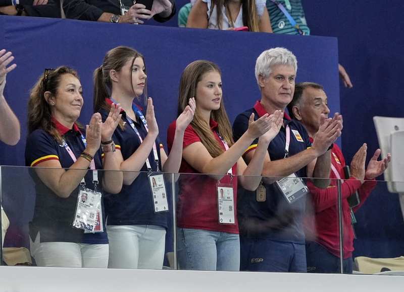 Leonor y Sofía animan al equipo de waterpolo desde la grada