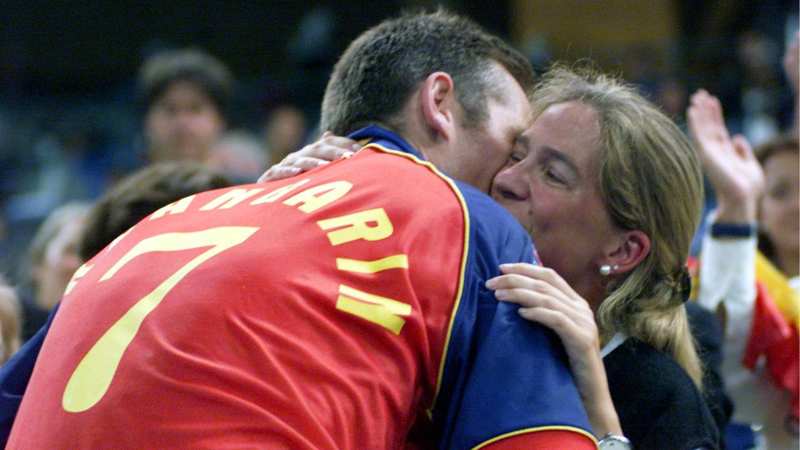 La Infanta Cristina apoyando a Iñaki Urdangarin tras un partido de balonmano