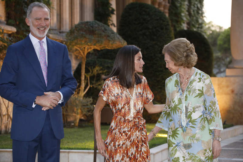 La recepción de los Reyes en Marivent, al detalle: de los looks a la llamativa imagen de Letizia